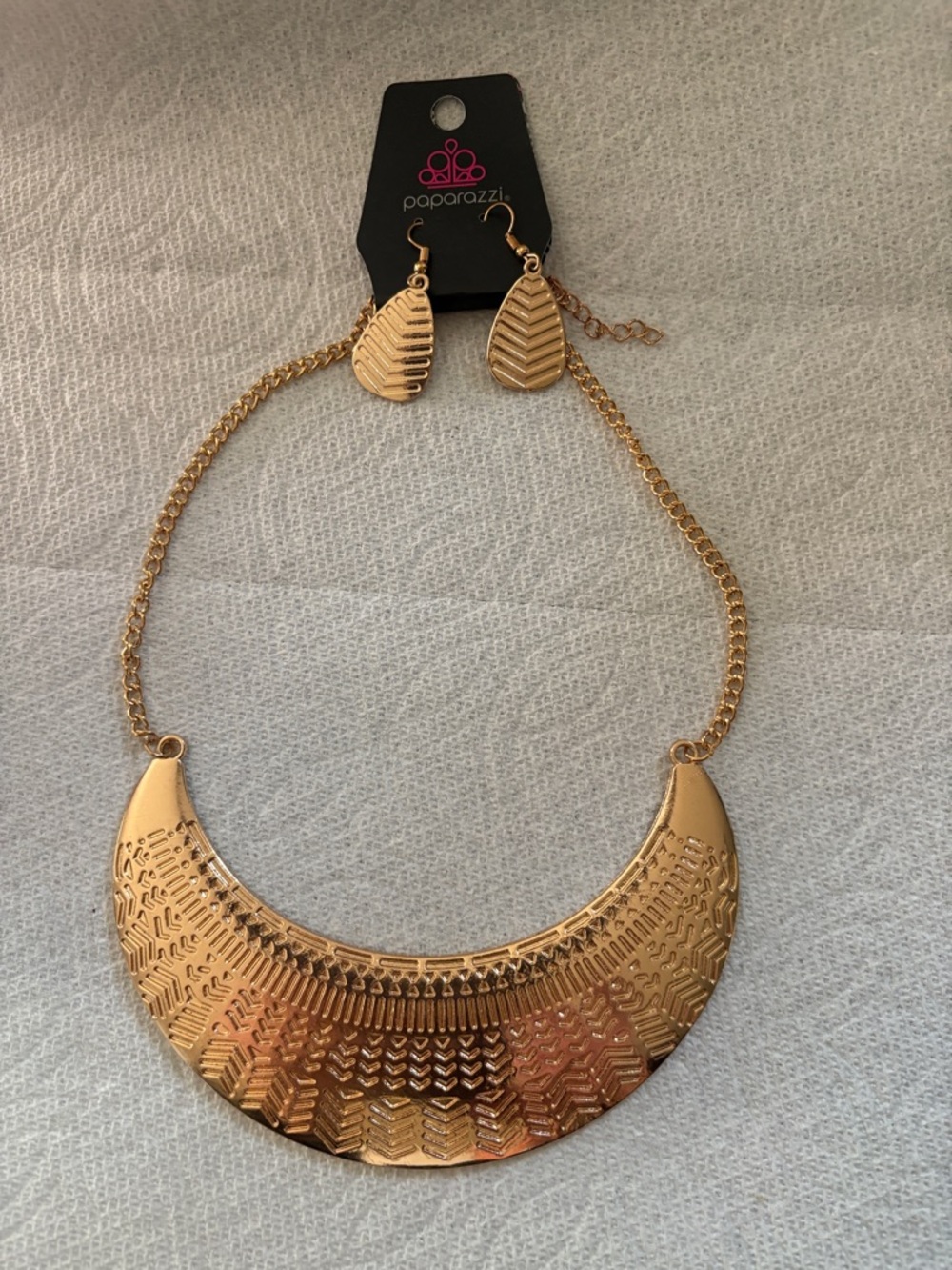 paparazzi Gold Textured Crescent Bib Necklace with Leaf Drop Earrings